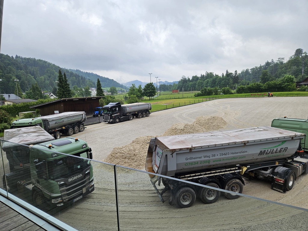 Ergänzung von Tretschichtmaterial bild