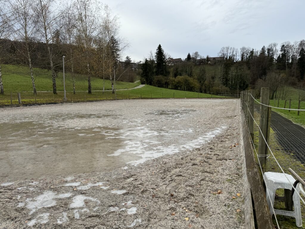 Aeugstertal ZH Aussenplatz vor der Sanieung