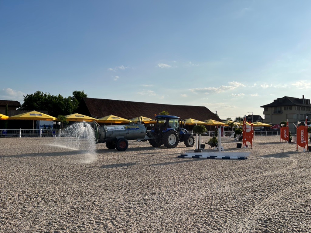 Fahrzeug von Parkway auf einem Turnierplatz im Einsatz